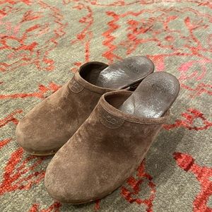 Ladies Ugg’s clogs